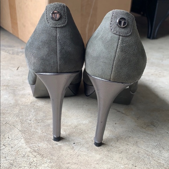 Tahari Sophia Shoe Gray Suede Heel - Picture 5 of 7